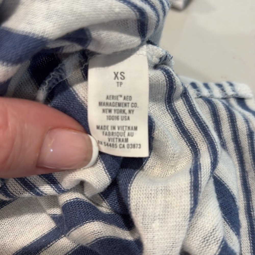 Aerie - short sleeve crew neck t-shirt - size XS. White with baby blue stripes - Picture 10 of 11